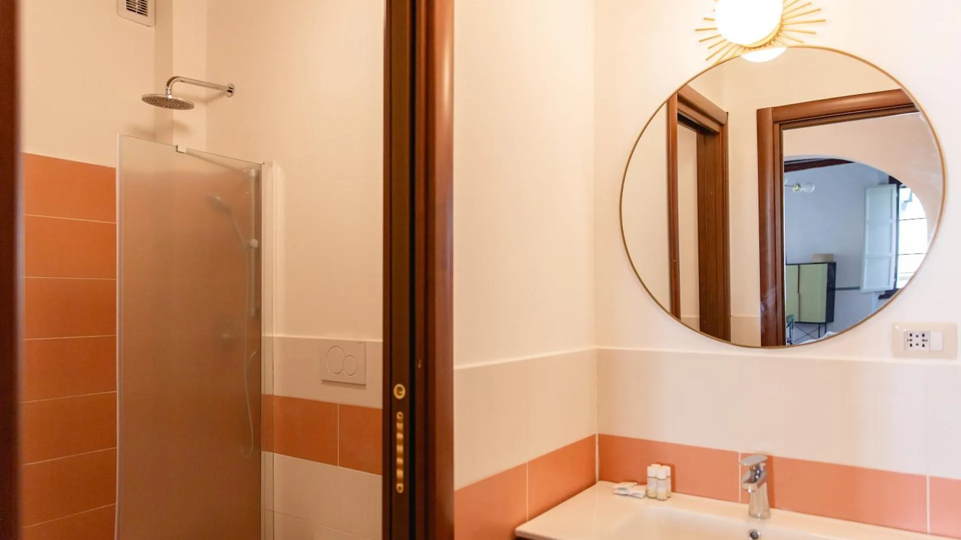 Stunning & Sunny Studio Near Piazza Santo Spirito Florence