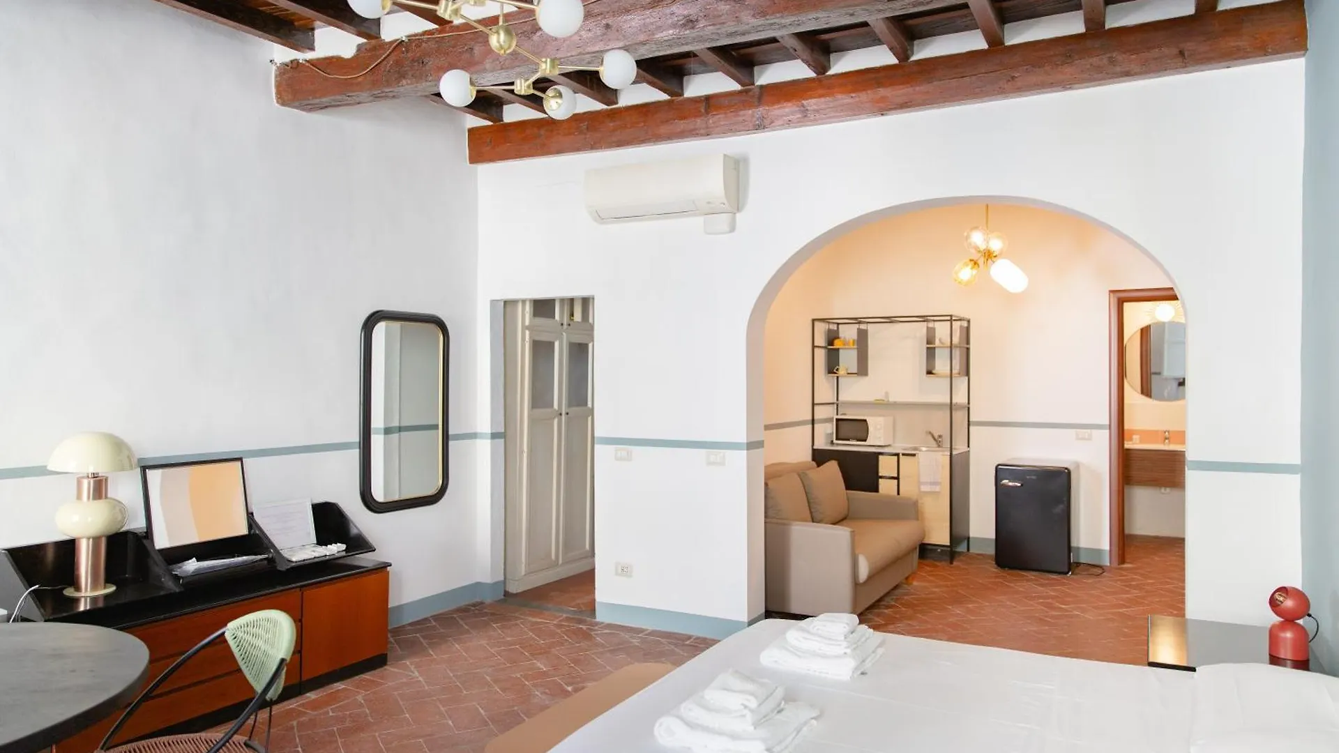 Apartment Stunning & Sunny Studio Near Piazza Santo Spirito Florence